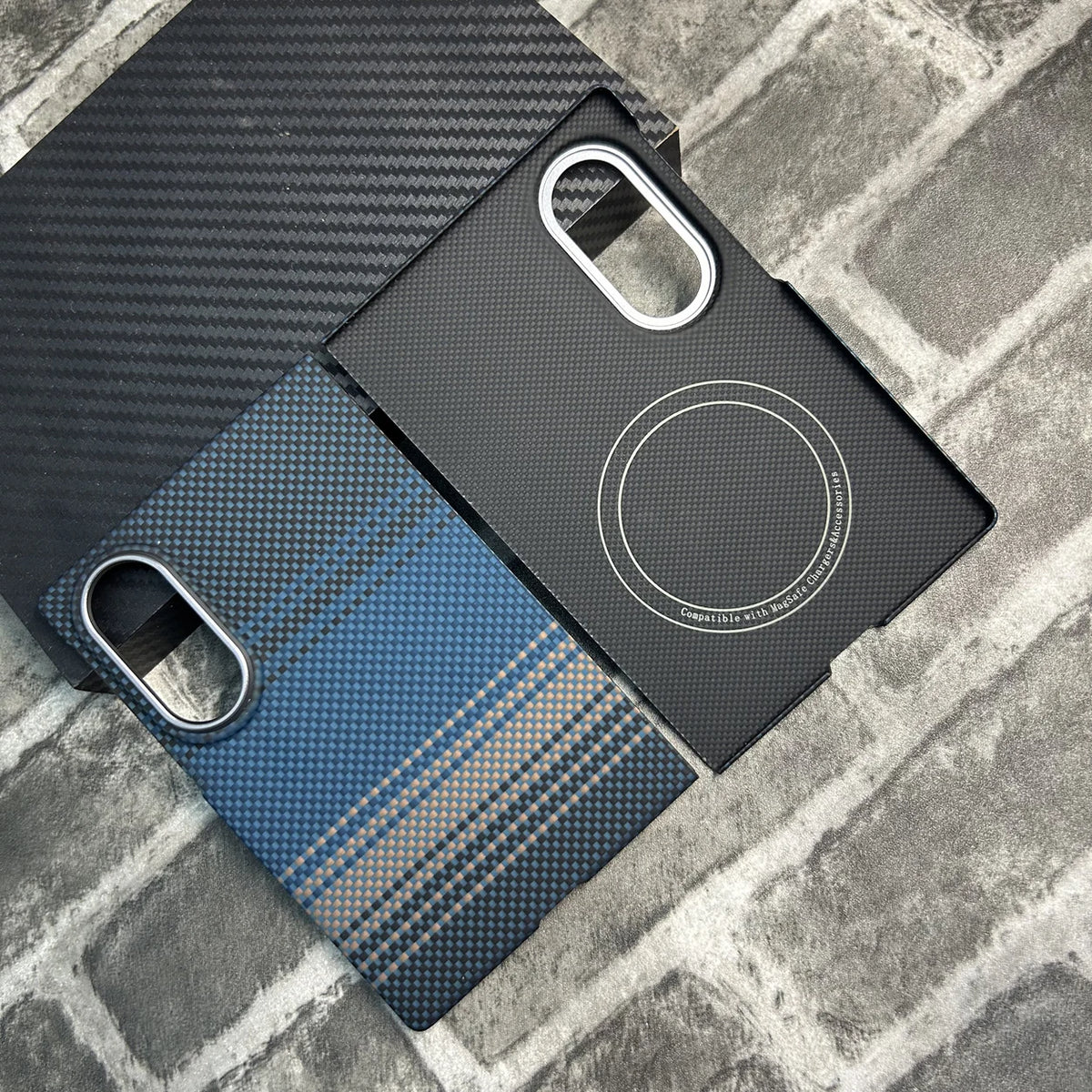 Vue à plat de la coque Moonrise Blue en fibre d'aramide pour Galaxy Z Fold 8, coque arrière magnétique uniquement.