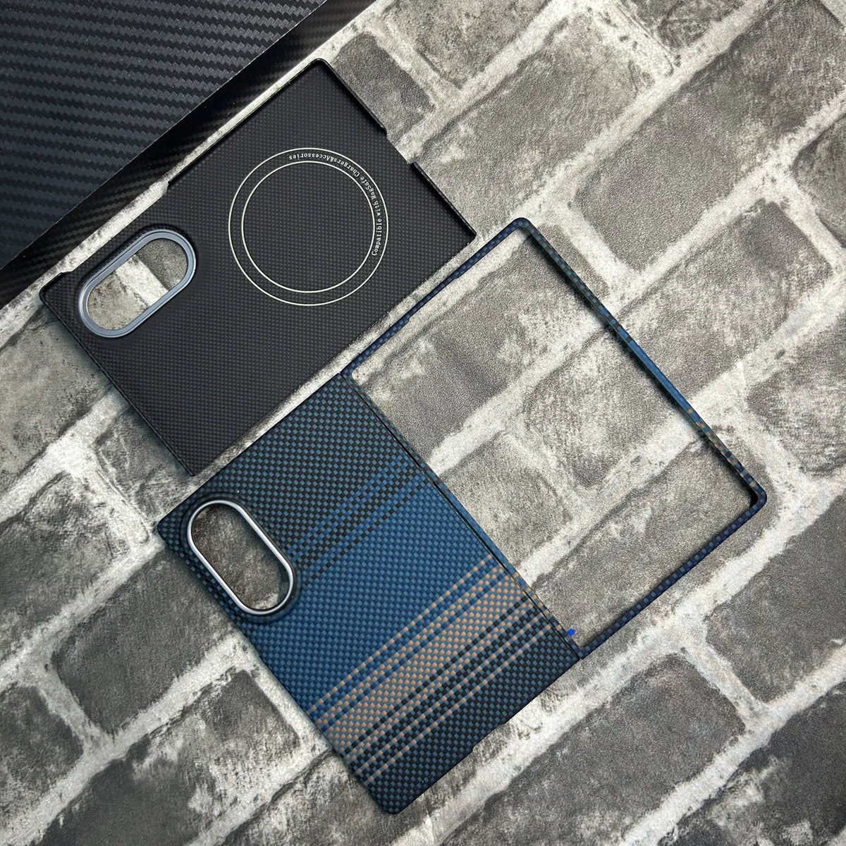 Vue à plat de la coque en fibre d'aramide Moonrise Blue pour Galaxy Z Fold 8, montrant le cadre avant et la coque arrière magnétique sans protection de charnière.