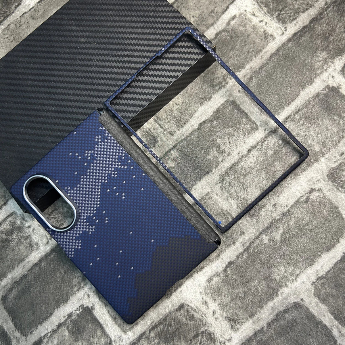 Coque magnétique en fibre d'aramide Samsung Galaxy Z Fold 8 – Ensemble complet - Motif ciel étoilé avec découpe d'appareil photo en cratère, protection de charnière et cadre avant.