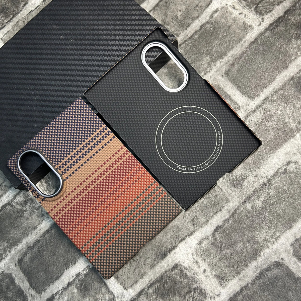 Vue à plat de la coque arrière magnétique en fibre d'aramide Sunset Red pour Galaxy Z Fold 8, sans protection de charnière ni cadre avant.